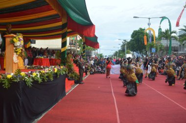 TARAKAN - INDONEZYA, 25 Temmuz 2018: Endonezya 'da güzel dansçıların geleneksel dans etkinlikleri