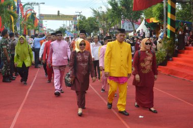 TARAKAN - INDONEZYA, 25 Temmuz 2018: APEKSI 2018 yürüyüşünde katılımcılar tribünlerin önünde yürüdü