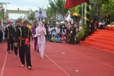 TARAKAN - INDONEZYA, 25 Temmuz 2018: APEKSI 2018 yürüyüşünde katılımcılar tribünlerin önünde yürüdü