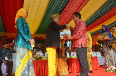 TARAKAN - INDONEZYA, 25 Temmuz 2018: APEKSI geçit töreni katılımcıları Tarakan Belediye Başkanı 'na 2018 yılında APEKSI' nin ev sahibi olarak bir hediye sundular ve fotoğrafı birlikte çektiler