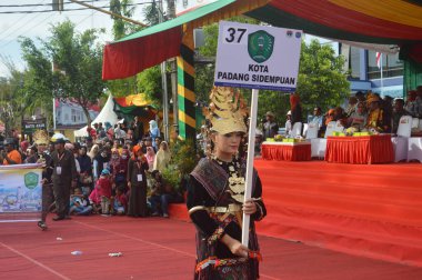 TARAKAN - INDONEZYA, 25 Temmuz 2018: APEKSI 2018 yürüyüşünde katılımcılar tribünlerin önünde yürüdü