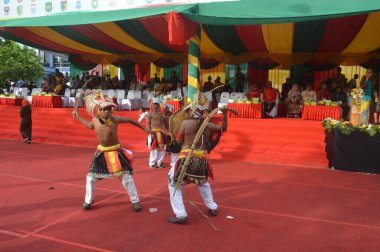 TARAKAN - INDONEZYA, 25 Temmuz 2018: Kupang 'dan bir çeşit halk dansı ya da savaş dansı olan Caci dans etkinlikleri