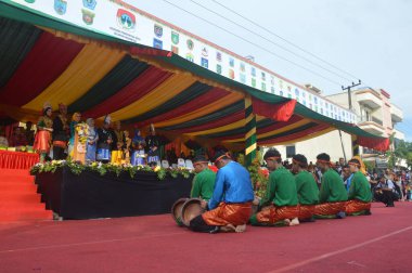 TARAKAN - INDONEZYA, 25 Temmuz 2018: Endonezya 'da güzel dansçıların geleneksel dans etkinlikleri