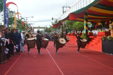TARAKAN - INDONEZYA, 25 Temmuz 2018: Endonezya 'da güzel dansçıların geleneksel dans etkinlikleri