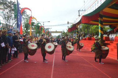 TARAKAN - INDONEZYA, 25 Temmuz 2018: Endonezya 'da güzel dansçıların geleneksel dans etkinlikleri