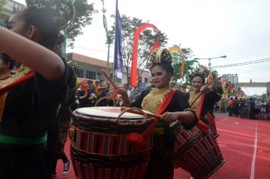 TARAKAN - INDONEZYA, 25 Temmuz 2018: Endonezya 'da güzel dansçıların geleneksel dans etkinlikleri
