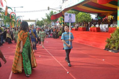 TARAKAN - INDONEZYA, 25 Temmuz 2018: APEKSI 2018 yürüyüşünde katılımcılar tribünlerin önünde yürüdü