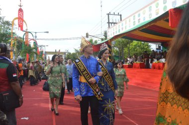 TARAKAN - INDONEZYA, 25 Temmuz 2018: APEKSI 2018 yürüyüşünde katılımcılar tribünlerin önünde yürüdü