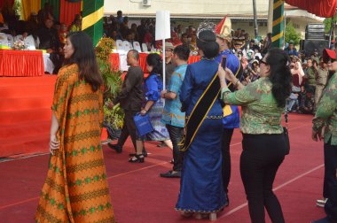 TARAKAN - INDONEZYA, 25 Temmuz 2018: APEKSI 2018 yürüyüşünde katılımcılar tribünlerin önünde yürüdü