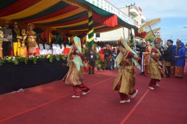TARAKAN - INDONEZYA, 25 Temmuz 2018: Endonezya 'da güzel dansçıların geleneksel dans etkinlikleri