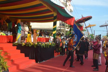 TARAKAN - INDONEZYA, 25 Temmuz 2018: APEKSI 2018 yürüyüşünde katılımcılar tribünlerin önünde yürüdü