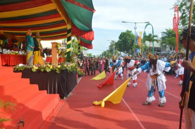TARAKAN - INDONEZYA, 25 Temmuz 2018: Endonezya 'da güzel dansçıların geleneksel dans etkinlikleri