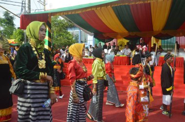 TARAKAN - INDONEZYA, 25 Temmuz 2018: APEKSI 2018 yürüyüşünde katılımcılar tribünlerin önünde yürüdü