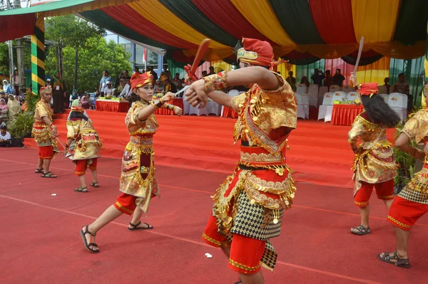 Tarakan Indonésie Juillet 2018 Les Danses Traditionnelles Indonésiennes Attirent Beaux — Photo