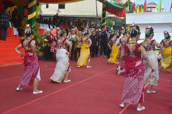 Tarakan Indonesia Julio 2018 Atracciones Danza Tradicional Indonesia Hermosas Bailarinas — Foto de Stock