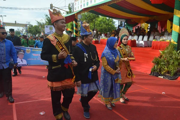 TARAKAN - INDONEZYA, 25 Temmuz 2018: APEKSI 2018 yürüyüşünde katılımcılar tribünlerin önünde yürüdü
