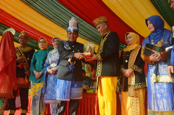 Tarakan Indonesien Juli 2018 Teilnehmer Der Apeksi Parade Überreichten Dem — Stockfoto