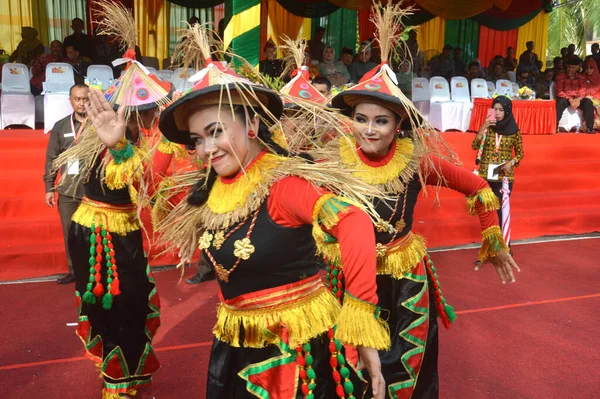 Tarakan Indonésie Juillet 2018 Les Danses Traditionnelles Indonésiennes Attirent Beaux — Photo