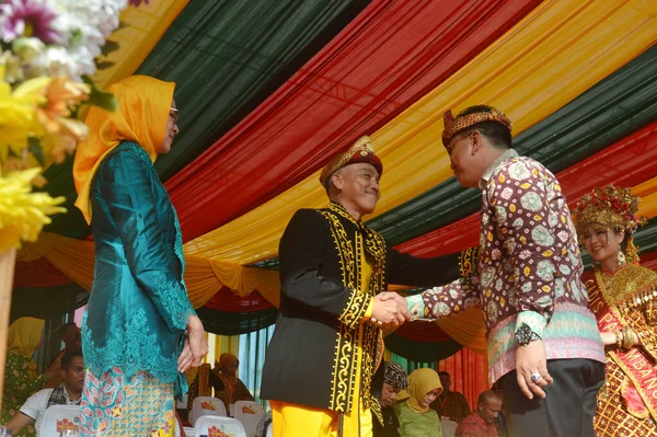 タラカン インドネシア 2018年7月25日 Apeksiパレード参加者は 2018年にタラカン市長にApeksiの主催者としての贈り物を提示し 一緒に写真を撮る — ストック写真
