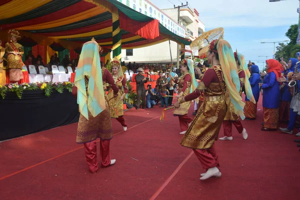 Tarakan Indonesia Července 2018 Tradiční Indonéské Taneční Atrakce Krásných Tanečnic — Stock fotografie