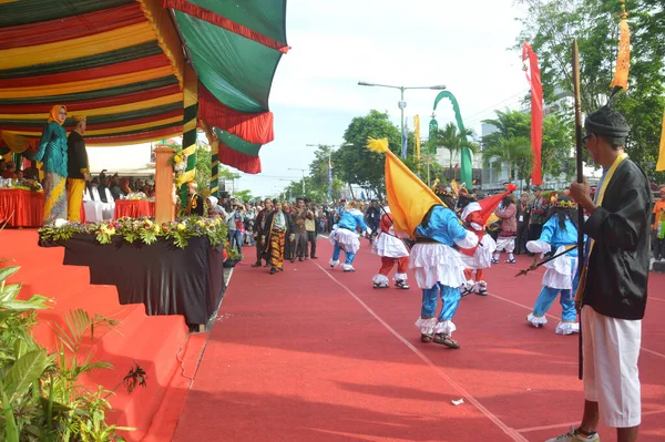 TARAKAN - INDONEZYA, 25 Temmuz 2018: Endonezya 'da güzel dansçıların geleneksel dans etkinlikleri