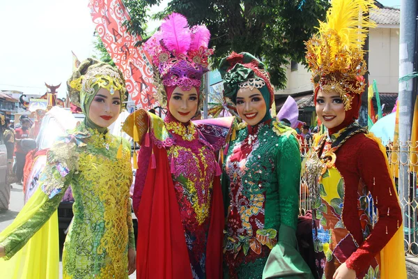 Tarakan インドネシア 2018年7月25日 変更されたカスタムカーニバルの服を着て笑って美しいインドネシアの女性の肖像画 2018年Apeksi文化パレード タラカン市 — ストック写真