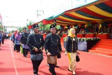 TARAKAN - INDONEZYA, 25 Temmuz 2018: APEKSI 2018 yürüyüşünde katılımcılar tribünlerin önünde yürüdü