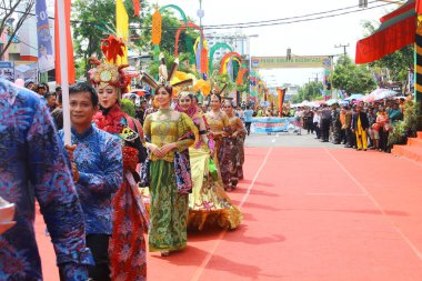 TARAKAN - INDONEZYA, 25 Temmuz 2018: APEKSI 2018 yürüyüşünde katılımcılar tribünlerin önünde yürüdü