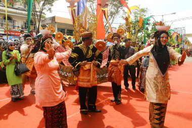 TARAKAN - INDONEZYA, 25 Temmuz 2018: Endonezya 'da güzel dansçıların geleneksel dans etkinlikleri