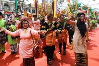 TARAKAN - INDONEZYA, 25 Temmuz 2018: Endonezya 'da güzel dansçıların geleneksel dans etkinlikleri