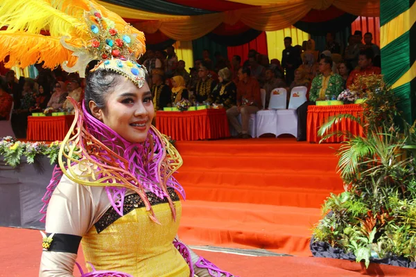 Tarakan インドネシア 2018年7月25日 変更されたカスタムカーニバルの服を着て笑って美しいインドネシアの女性の肖像画 2018年Apeksi文化パレード タラカン市 — ストック写真