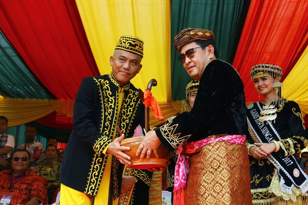 タラカン インドネシア 2018年7月25日 スンガイ ペヌフ市長がタラカン市長に群島文化の行進に関するお土産を手渡した Apeksi 2018 Tarakan City — ストック写真