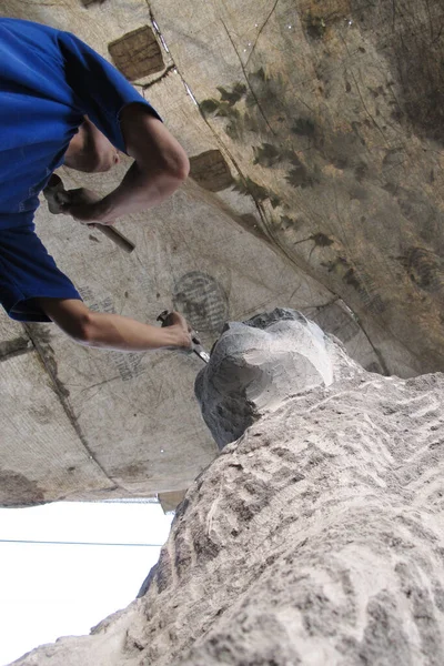 Mojokerto Indonesia June 2013 Traditional Stone Sculptor Mojokerto East Java — Stock Photo, Image