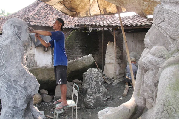 Mojokerto Indonésia Junho 2013 Escultor Pedra Tradicional Mojokerto Leste Java — Fotografia de Stock