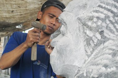 Mojokerto - Endonezya, 4 Haziran 2013; Mojokerto Doğu Java Endonezya 'da geleneksel taş heykeltıraş