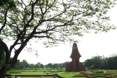 MOJOKERTO - INDONEZYA, 5 HAZİRAN 2013; Mojokerto 'daki Bajangratu Tapınağı - Endonezya, Majapahit Krallığı' nın geride bıraktığı tarihi yerlerden biri.