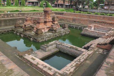 MOJOKERTO - INDONEZYA, 5 HAZİRAN 2013; Mojokerto 'daki Bajangratu Tapınağı - Endonezya, Majapahit Krallığı' nın geride bıraktığı tarihi yerlerden biri.