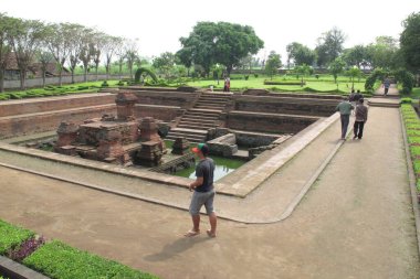 MOJOKERTO - INDONEZYA, 5 HAZİRAN 2013; Mojokerto 'daki Bajangratu Tapınağı - Endonezya, Majapahit Krallığı' nın geride bıraktığı tarihi yerlerden biri.