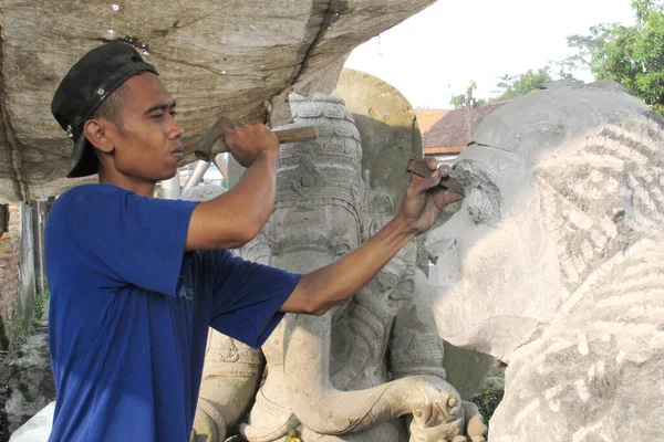 Mojokerto Indonésia Junho 2013 Escultor Pedra Tradicional Mojokerto Leste Java — Fotografia de Stock