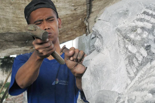 Mojokerto Indonesië Juni 2013 Traditionele Stenen Beeldhouwer Bij Mojokerto Oost — Stockfoto