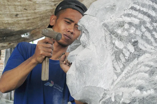 Mojokerto Indonésie Juin 2013 Sculpteur Traditionnel Pierre Mojokerto East Java — Photo