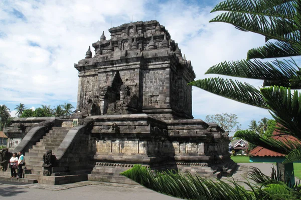 2013年6月14日 インドネシア マゲランの古代王国から継承された仏教寺院であるメンドゥット寺院 — ストック写真
