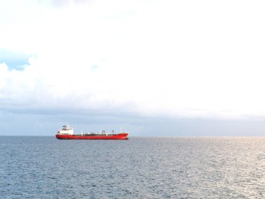 SURABAYA - INDONEZYA, 24 Nisan 2013; Tanjung Limanı kıyı bölgesinde tanker gemileri geçiyor       