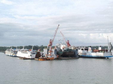 SURABAYA - INDONEZYA, 24 Nisan 2013; Tanjung Limanı kıyı bölgesinde tanker gemileri geçiyor       