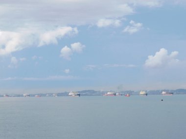 SURABAYA - INDONEZYA, 24 Nisan 2013; Tanjung Limanı kıyı bölgesinde tanker gemileri geçiyor       