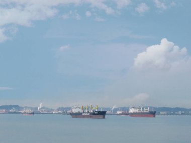 SURABAYA - INDONEZYA, 24 Nisan 2013; Tanjung Limanı kıyı bölgesinde tanker gemileri geçiyor       