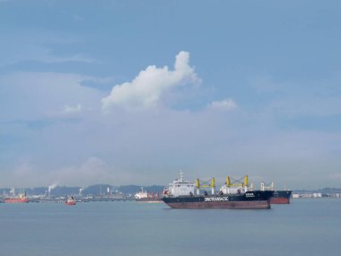 SURABAYA - INDONEZYA, 24 Nisan 2013; Tanjung Limanı kıyı bölgesinde tanker gemileri geçiyor       