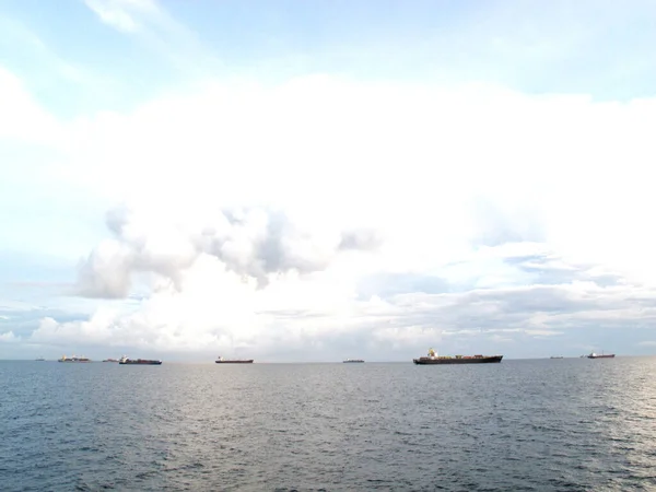 Surabaya Indonesia Kwietnia 2013 Przepływające Tankowce Strefie Przybrzeżnej Tanjung Perak — Zdjęcie stockowe