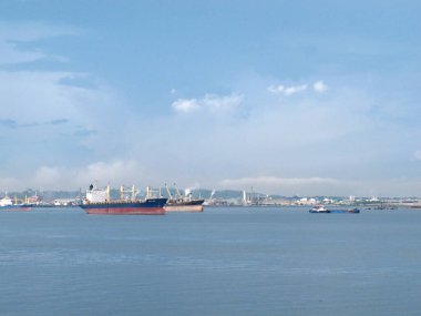 SURABAYA - INDONEZYA, 24 Nisan 2013; Tanjung Limanı kıyı bölgesinde tanker gemileri geçiyor       