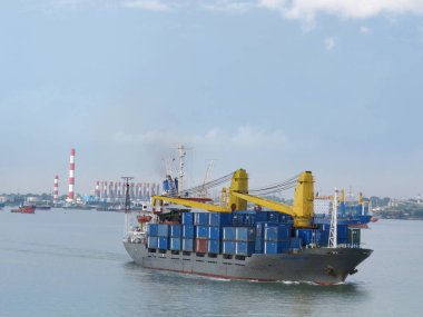 SURABAYA - INDONEZYA, 24 Nisan 2013; Tanjung Limanı kıyı bölgesinde tanker gemileri geçiyor       